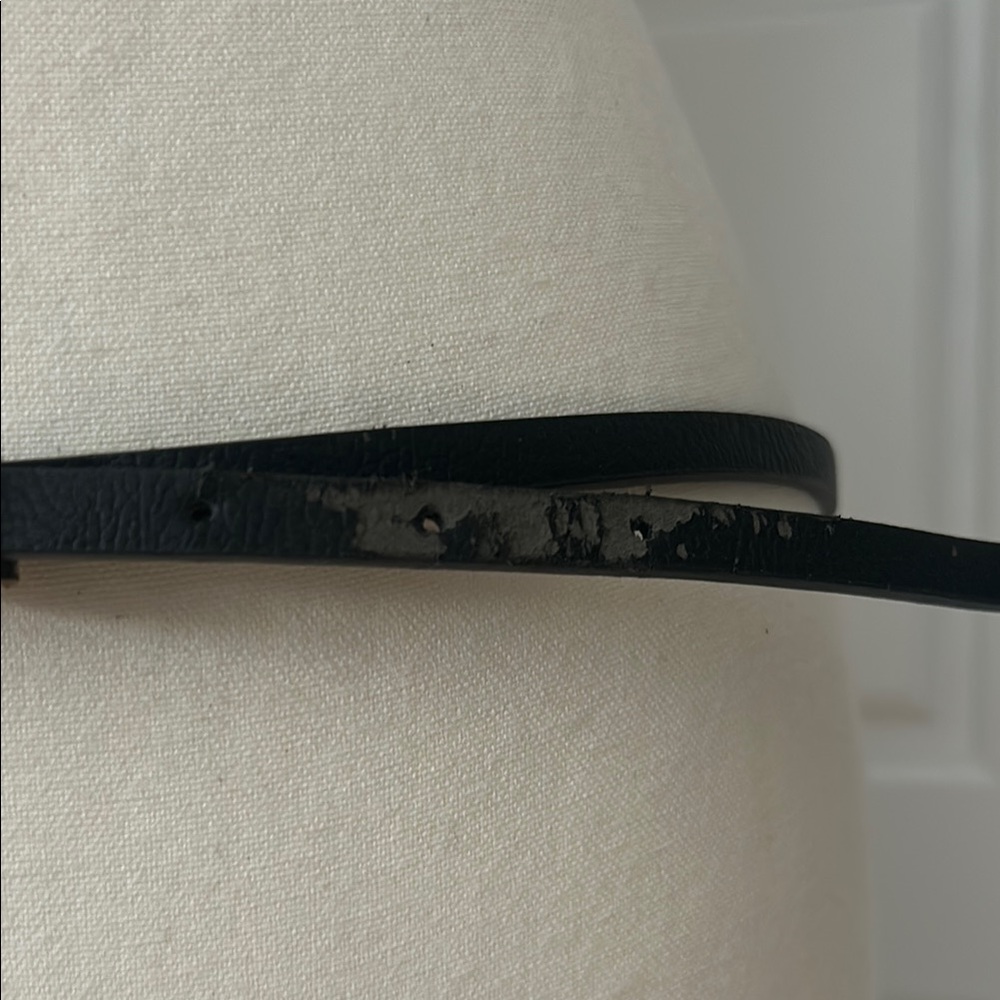 Sleek Black and Gold Minimalist Leather Belt Accessory - Picture 6 of 6